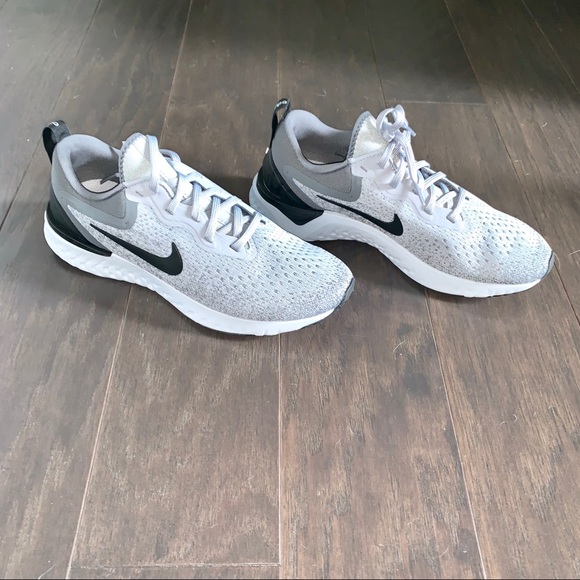 Nike Odyssey React in Wolf Grey & Black/Dark Grey - Picture 5 of 6